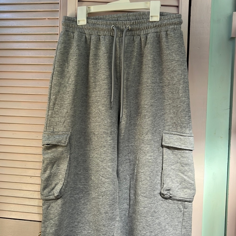 Size medium women. Grey sweats they look like pro clubs, they’re no brand.